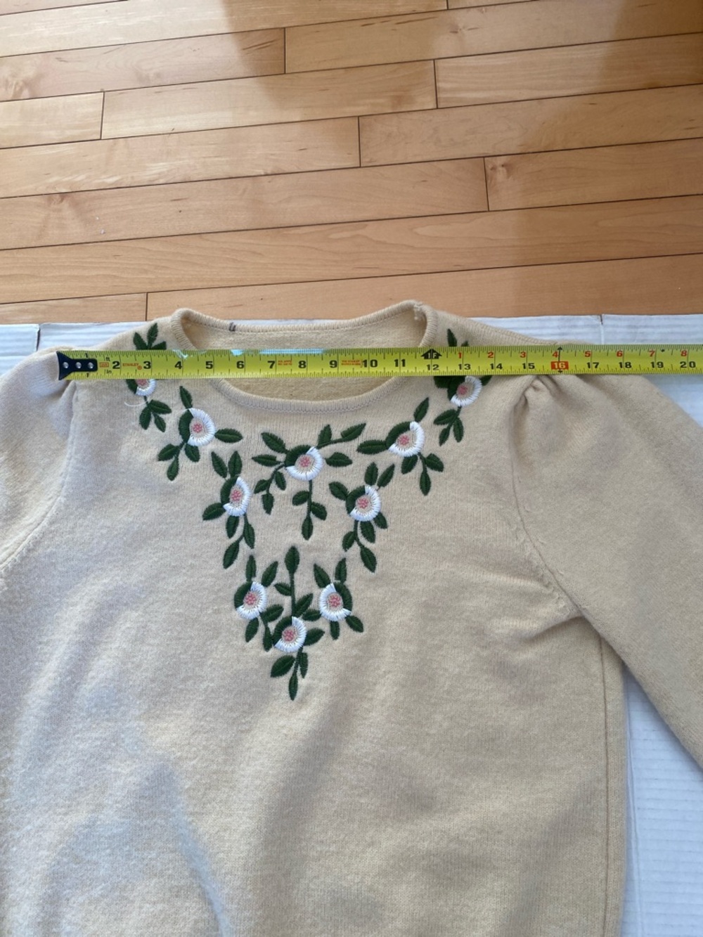 STUNNING VINTAGE Floral Embroidered round neck Sweater w puff sleeves Sze Medium - Picture 14 of 16